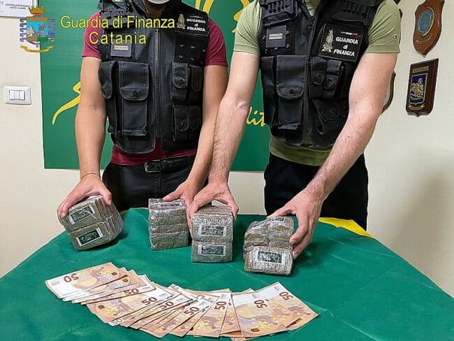 Catania, girava con 4 chili di marijuana a San Gregorio: arrestato un uomo, i dettagli