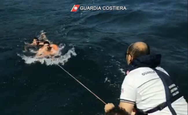 Paura ad Aci Castello: giovane rischia di annegare, amici in preda alla disperazione. Le FOTO del salvataggio