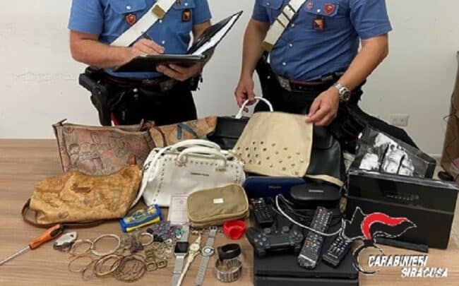 Forza la porta d’ingresso e ruba oro da un’abitazione: arrestato pregiudicato
