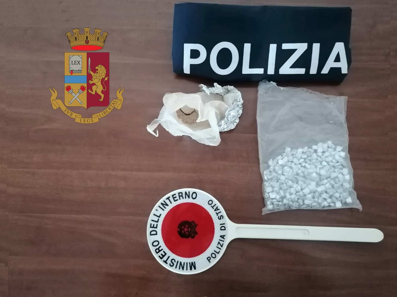 Pusher nasconde oltre 200 dosi di droga in ogni dove, anche nelle parti intime: arrestato