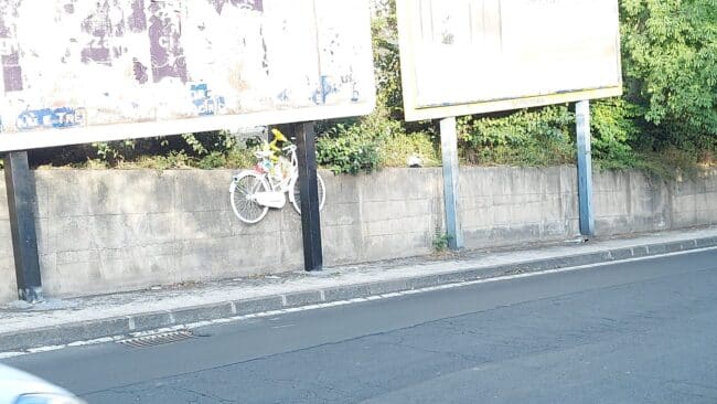 Catania, rimosso il tabellone abusivo che occultava la bici ricordo di Joshua La Rosa