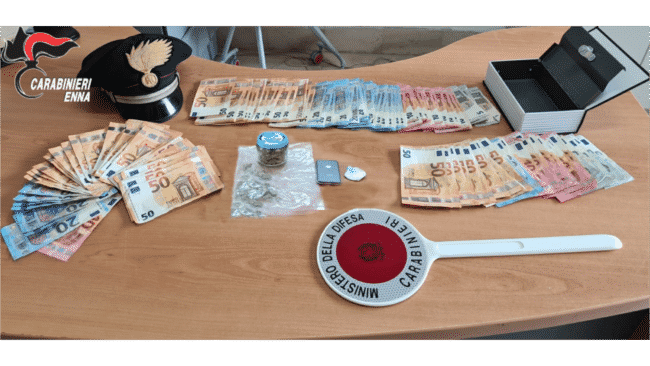 Spaccio di droga, in manette giovane pusher: ritrovate marijuana e cocaina, i dettagli