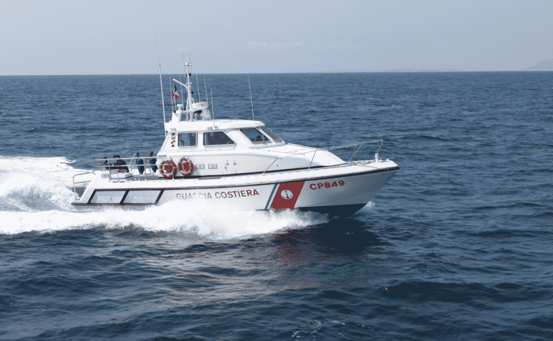 Paura in mare aperto, velista colpito al volto rimane privo di sensi: soccorso dalla Guardia Costiera