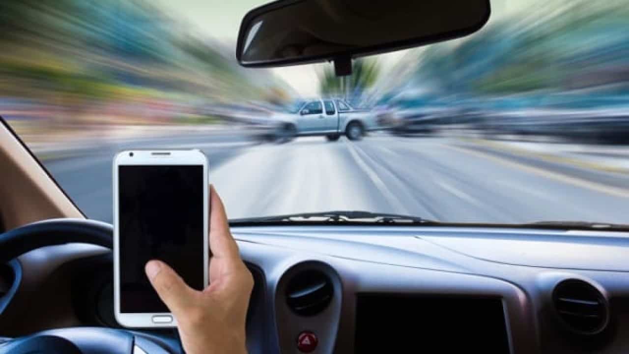 Operazione “Focus On The Road”, multati 40 automobilisti perché utilizzavano il cellulare in autostrada