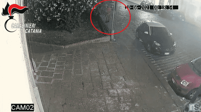 Notte di fuoco nel Catanese, incendiate 7 auto: identificato e denunciato il piromane – VIDEO