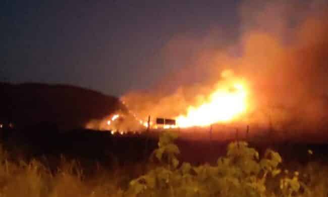 Fiamme alla riserva di Cavagrande, lingue di fuoco visibili da Ognina: vigili del fuoco sul posto