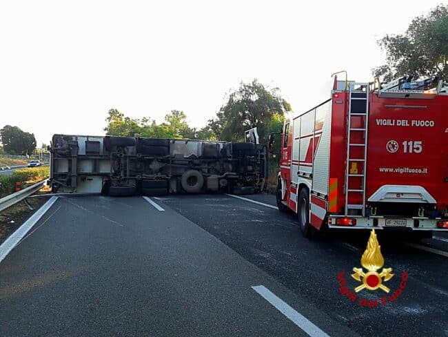 Incidente Catania-Messina, camion ribaltato: autista ferito, le FOTO dell’intervento dei vigili del fuoco