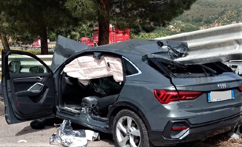 Violento incidente sulla A20, Audi Q3 finisce contro il guardrail: auto spaccata in due, conducente in ospedale