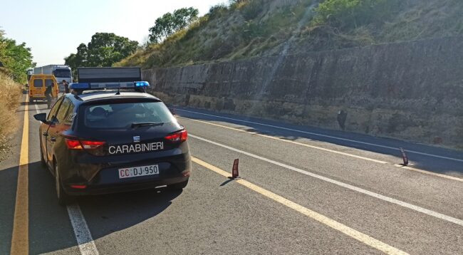 Incidente lungo la Catania-Gela, Dacia capottata: due uomini illesi e due donne ferite