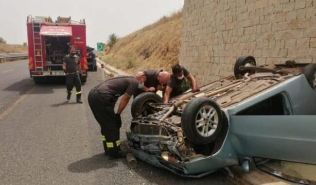 Noto, auto si ribalta in autostrada: tre feriti tra le lamiere, estratti dai vigili del fuoco