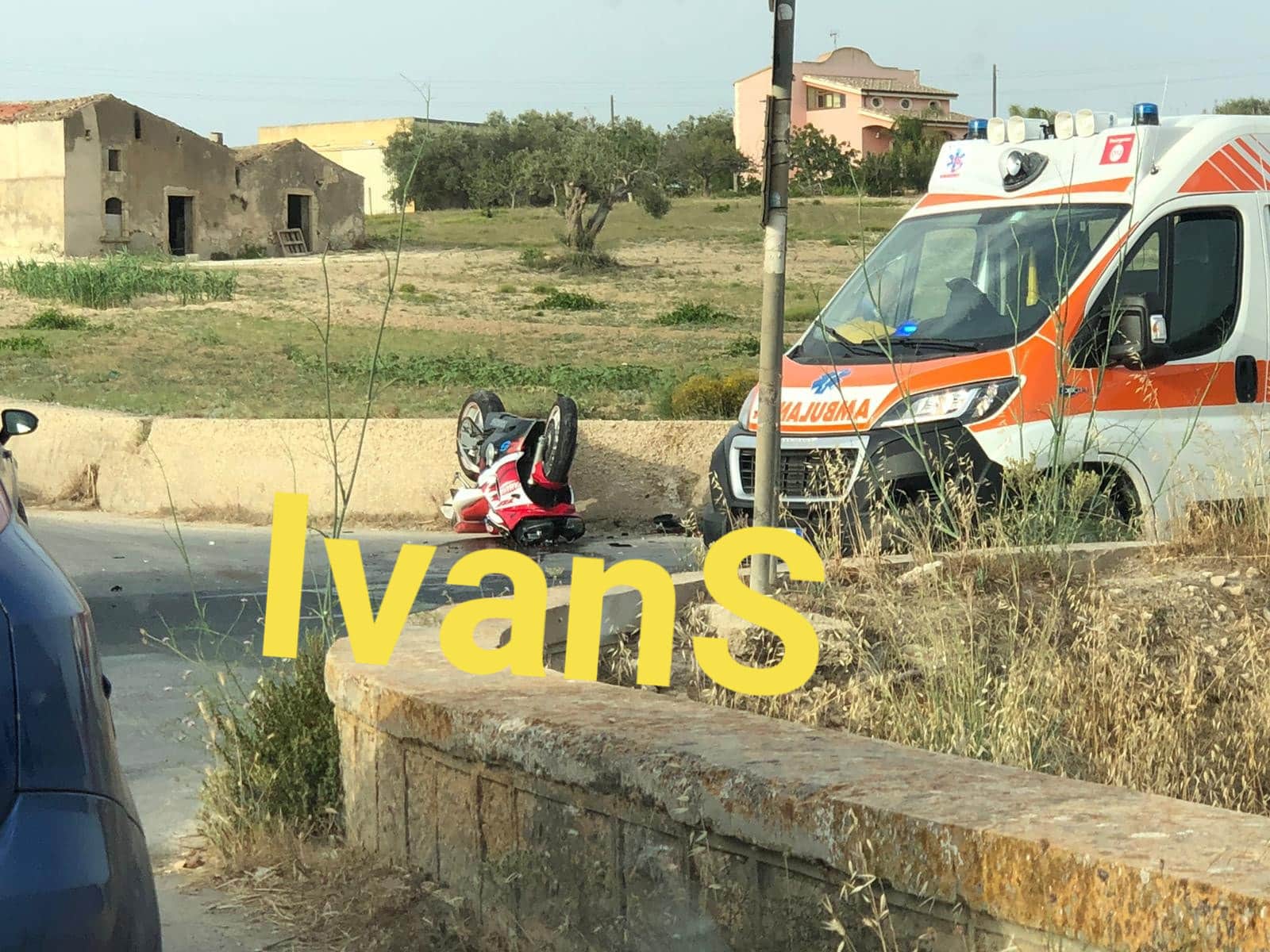 Incidente sulla Pachino-Ispica, auto impatta contro una moto: un giovane ferito