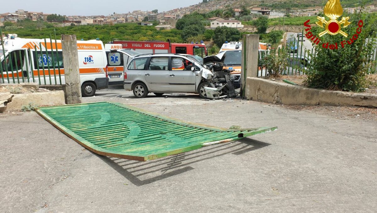 Incidente stradale in via Garibaldi, impatto col pilastro e cancello distrutto: un ferito al Cannizzaro – FOTO