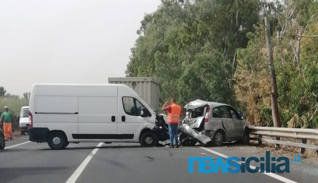 Incidente stradale poco dopo il Torero, scontro tra due mezzi: traffico bloccato, auto contro guardrail
