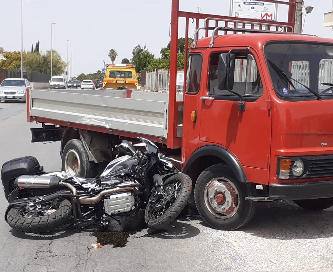 Incidente a Vittoria, moto finisce contro autocarro: un ferito in ospedale