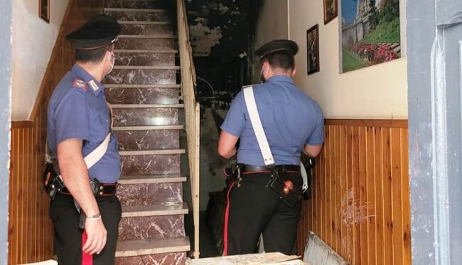Genitori e quattro figli in pericolo nel Catanese, abitazione rischia di essere avvolta dalle fiamme: i cittadini chiedono aiuto