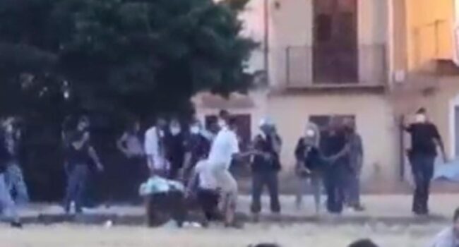 Follia in piazza, spacca bottiglia in testa a un poliziotto: agente al Policlinico, la denuncia