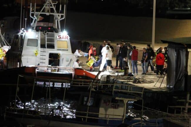Tragedia a Lampedusa, barcone si ribalta in mare: 5 morti e 48 superstiti, 256 i migranti sbarcati nella notte