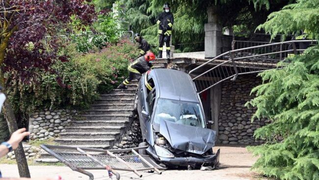 Vola dalla collinetta, auto piomba su una famiglia: è morto il bimbo, conducente senza patente e con precedenti