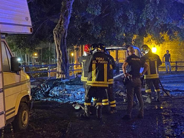 Paura in piazza Marina, due esplosioni e le fiamme alte: coinvolto un camper, il VIDEO
