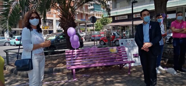 Catania, in piazza Michelangelo inaugurata la panchina lilla: “Simbolo contro disturbi alimentari”