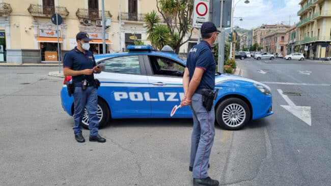 Tentano di rubare due auto, 19enne ai domiciliari: in casa trovate piante di cannabis