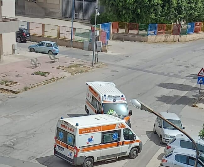 Lite tra suocera e genero finisce nel sangue, donna ferita a colpi di ascia: trasportata in ospedale a Catania