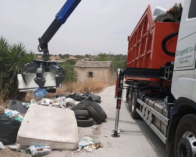 Rimosse 4,5 tonnellate di rifiuti ingombranti abbandonati nelle contrade di Scicli