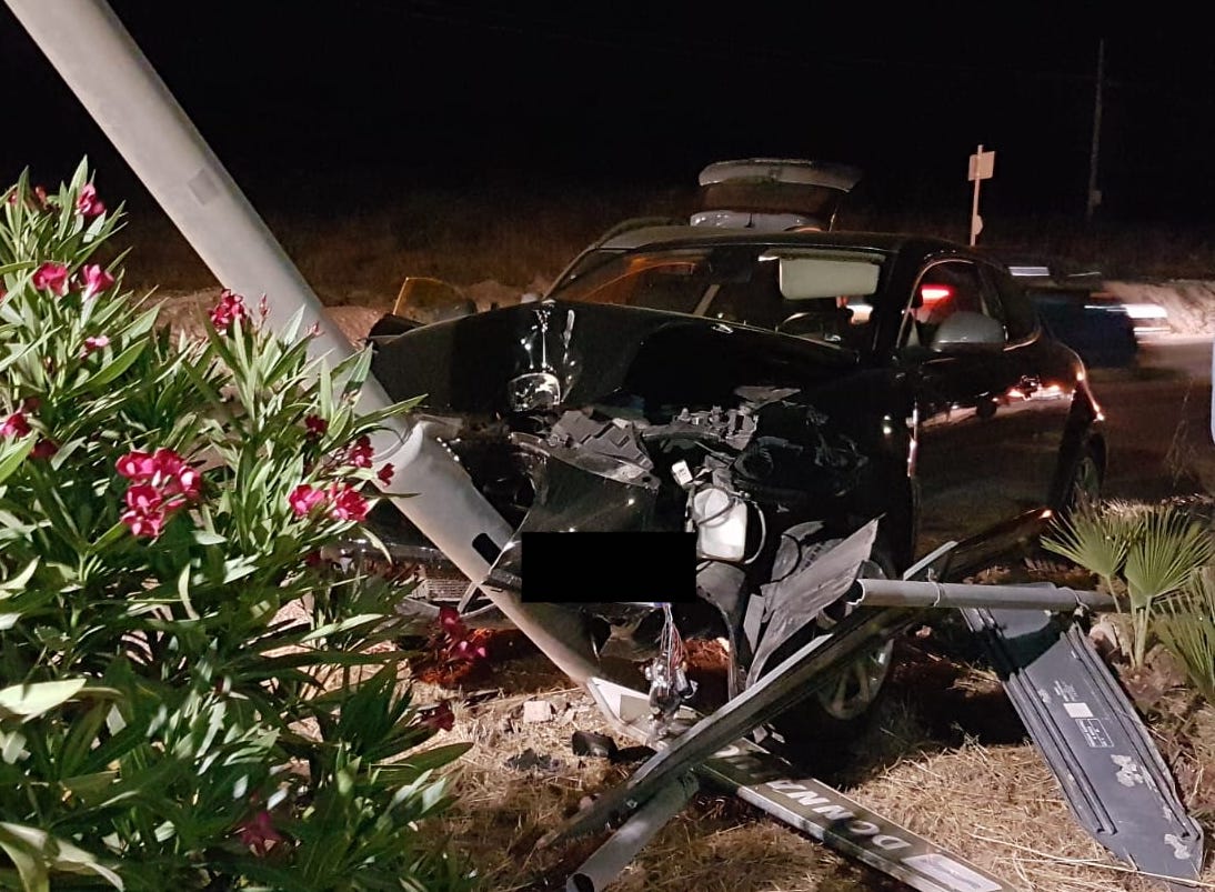 Violento incidente stradale nella notte, scontro tra due auto: Alfa Romeo finisce contro un palo