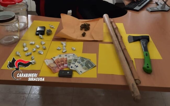 La droga negli slip, arrestato pregiudicato: nell’auto anche due bastoni in legno
