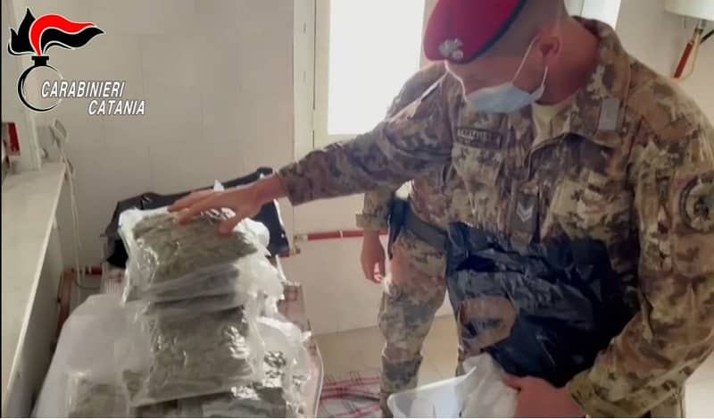 Operazione nel Catanese, pusher spavaldo nasconde droga con profumatori: trovati 4,5 chili di marijuana