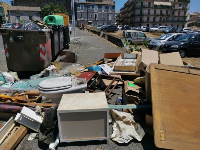 Catania, via Bernini resta nel degrado. L’allarme del Comitato Romolo Murri: “Eliminare questo scempio”