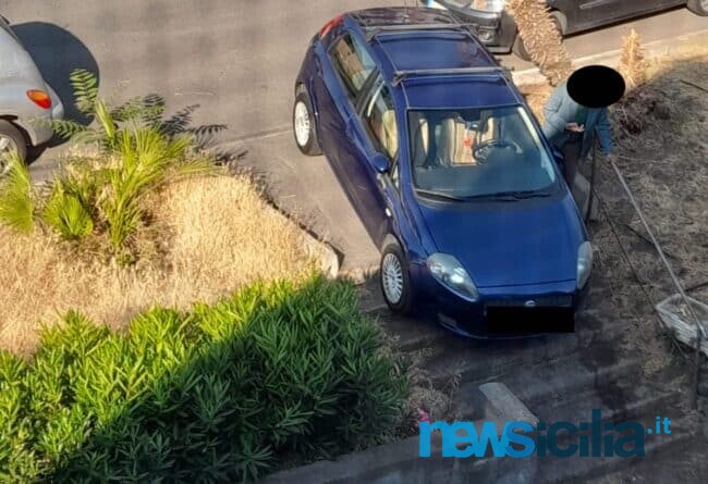 Catania, “disavventura” in via Puglia: auto in bilico in una scalinata, preziosi i consigli dai balconi – FOTO e VIDEO