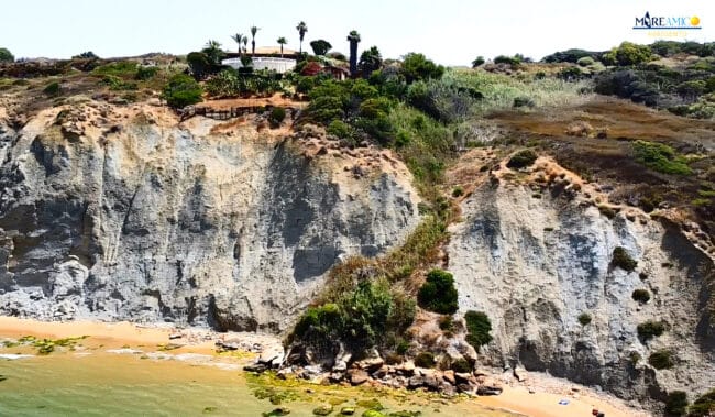Agrigento, la collina del Caos continua a venire giù: rischio crollo in mare per la SS 640 – FOTO e VIDEO