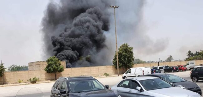 Terribile incendio al mercato ortofrutticolo: alte lingue di fuoco e fumo nero – FOTO e VIDEO