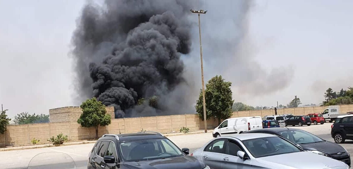 Terribile incendio al mercato ortofrutticolo: alte lingue di fuoco e fumo nero – FOTO e VIDEO