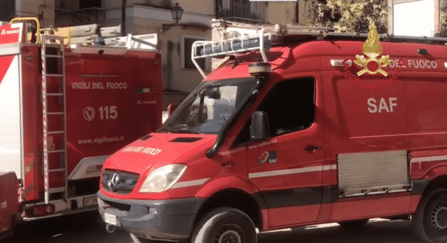 Dramma in un cantiere del centro, donna scivola in un pozzo profondo 10 metri – Il VIDEO del salvataggio