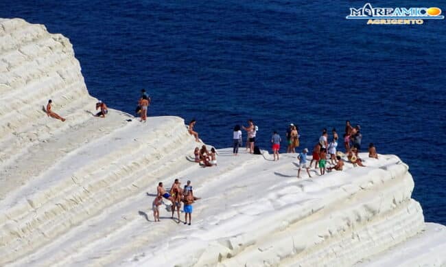 Scala dei turchi, nonostante il sequestro nessuno vigila e i turisti la invadono – Il VIDEO