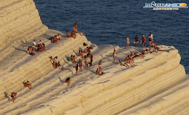 Scala dei Turchi invasa dai turisti, la denuncia di Mareamico: “Perché non vengono estesi i controlli?” – VIDEO