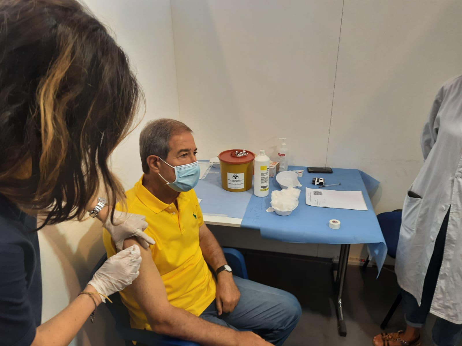 Coronavirus Sicilia, Musumeci riceve la seconda dose di Astra Zeneca a Catania