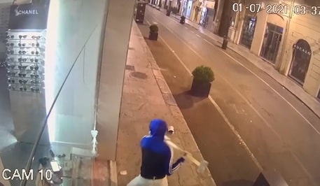Colpi di mazza contro un’ottica: i proprietari pubblicano il video del raid