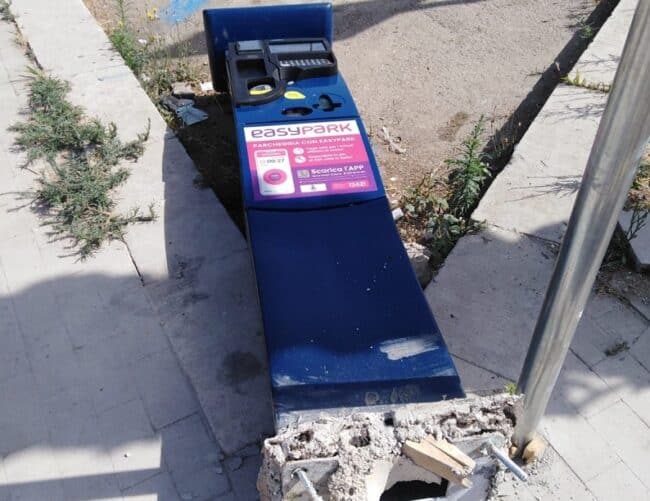 La ribellione per le strisce blu e l’atto vandalico: divelto parcometro in frazione marittima