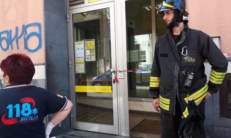 Follia nel Catanese, uomo getta benzina al Postamat di via Bellini e scatena il panico