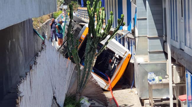 Terribile incidente, minibus esce di strada e finisce in una scarpata: un morto e diversi feriti