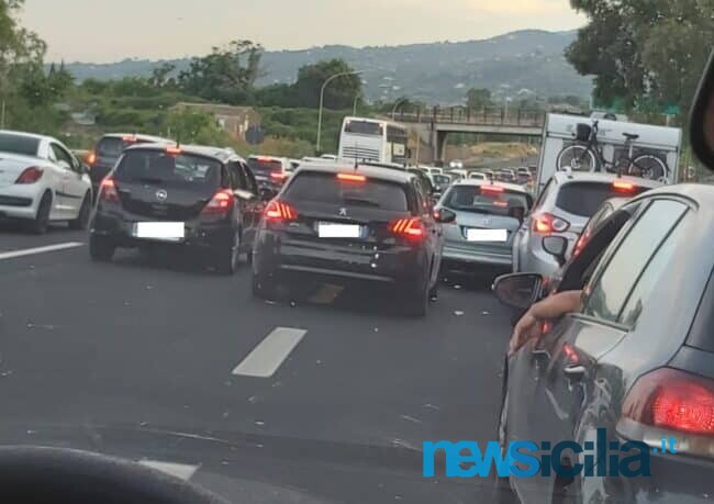 Odissea lungo l’A18 Messina-Catania, 10 chilometri di coda per restringimenti e caduta di cenere dell’Etna