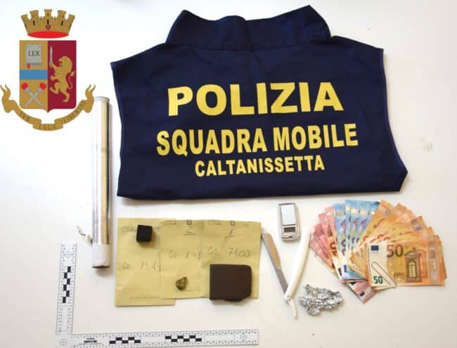 Ancora una “spiata” agli agenti. Blitz in casa, droga nascosta: arrestato un 35enne – Il VIDEO