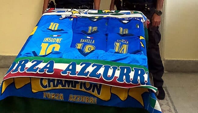 Catania, maglie e bandiere della Nazionale contraffatte: deferiti due cittadini etnei