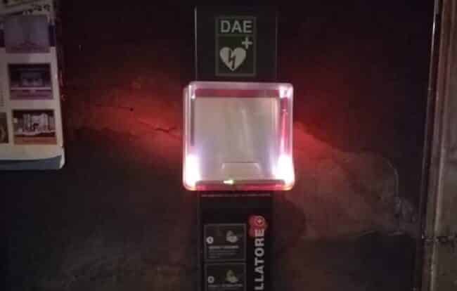 È successo di nuovo, a Catania rubano defibrillatore in strada: era lì in onore di Raffaele Barresi, donato per il bene della città
