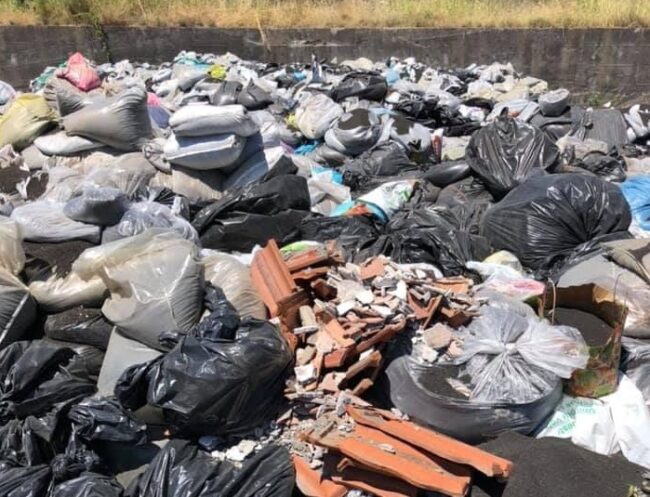 Cosa succede vicino al Parcheggio La Carlina? La “discarica abusiva” e le foto sui social: la replica dell’Amministrazione di Trecastagni