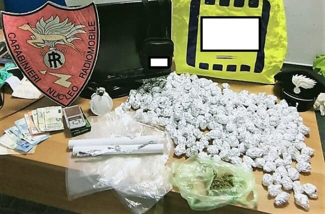 Catania, in due a spacciare “erba” sullo scooter: sequestrati 800 grammi di marijuana