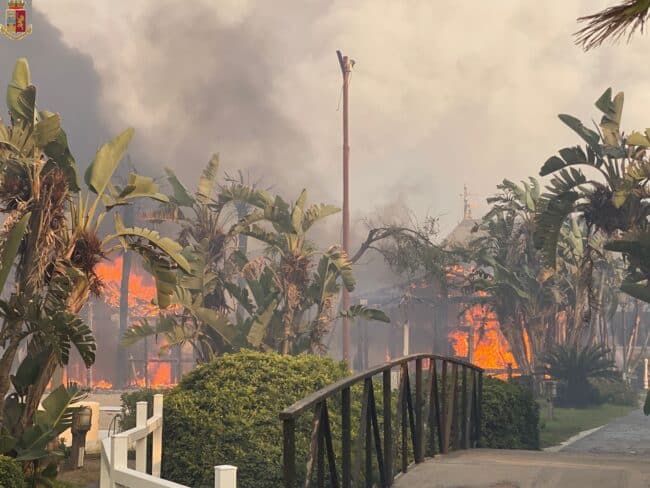 Emergenza incendi a Catania, interventi di soccorso pubblico nelle periferie del centro urbano – FOTO